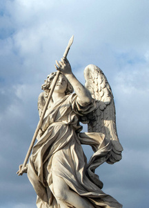 贝尔尼尼的大理石雕像的天使从圣天使桥在罗马,意大利照片