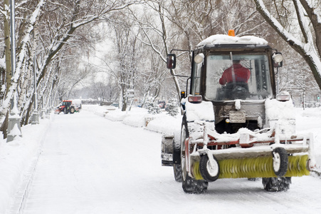 除雪在公园的小拖拉机