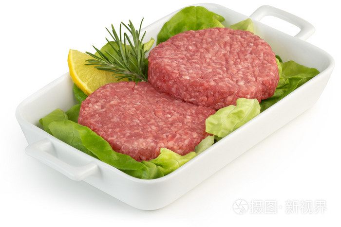 两个汉堡和生菜在瓷托盘