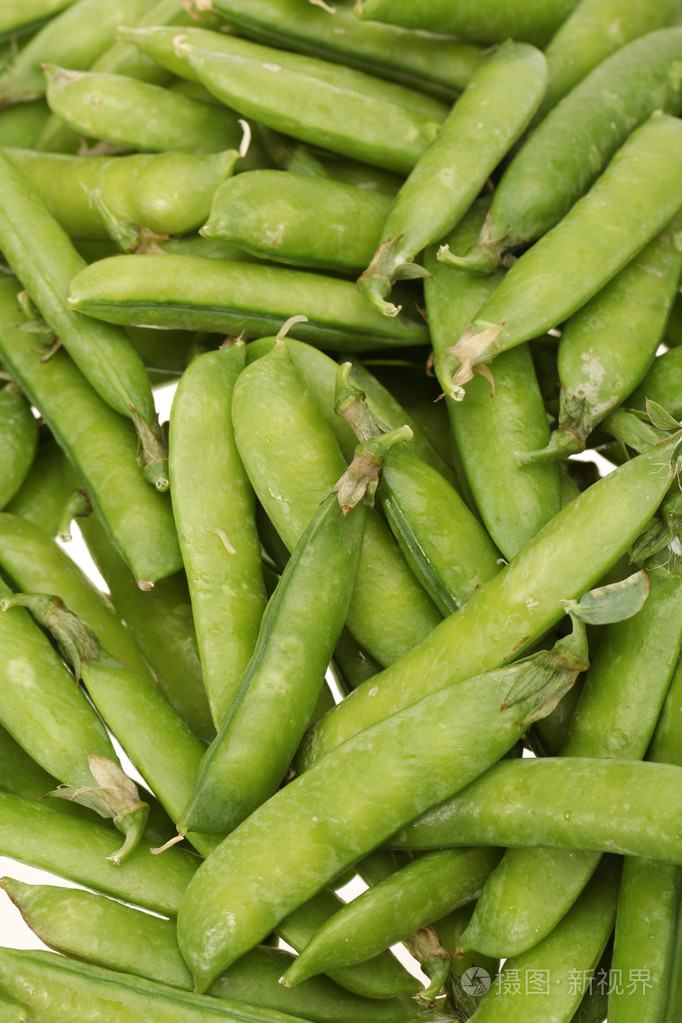 成熟的豌豆蔬菜孤立在白色背景