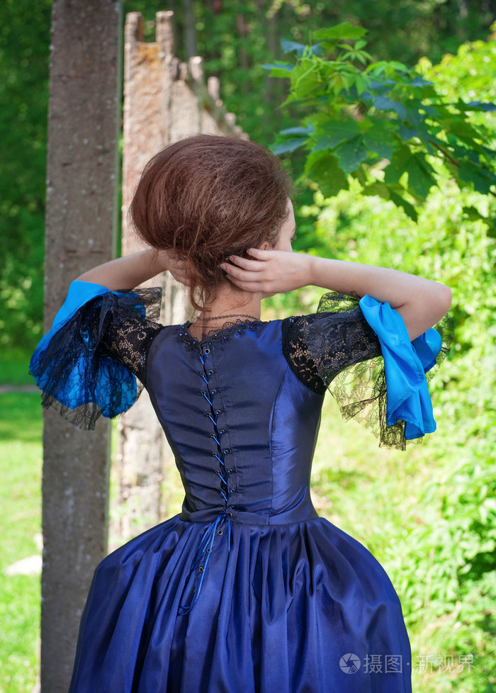 美丽的女人,穿着蓝色中世纪室外,背