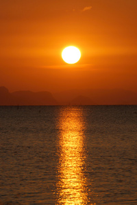 落日的天空和大太阳，泰国