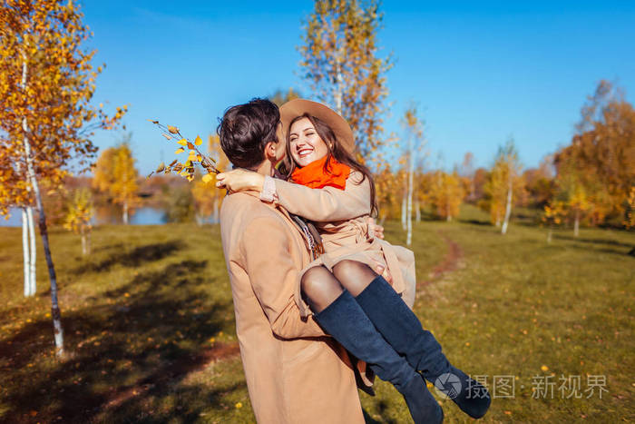 男人背着女人走路图片图片