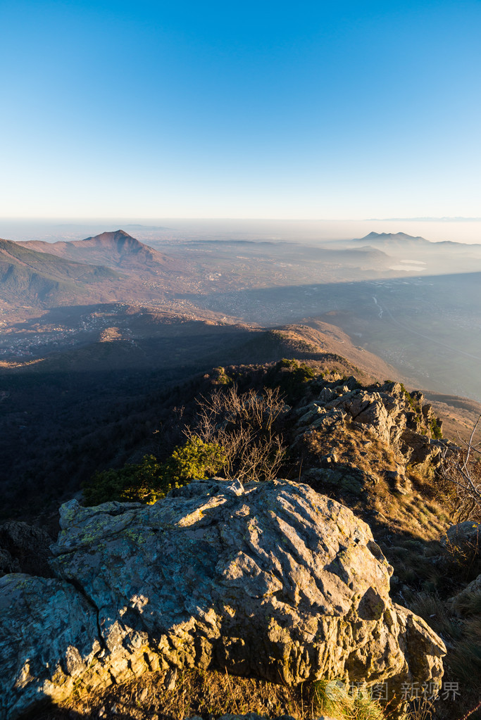 高高在阿尔卑斯山的日落
