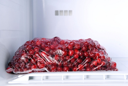 放在冰箱里冷冻的浆果关闭图片