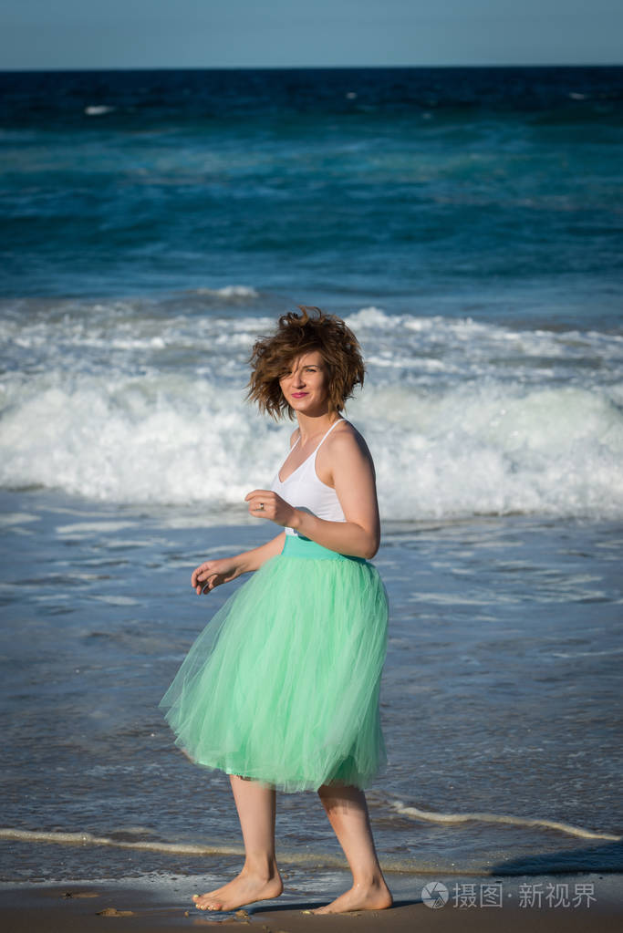 美丽的女孩在海滩上摆姿势.黄金海岸, 澳大利亚, 昆士兰