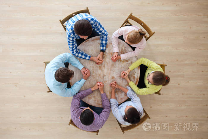 人们围着桌子坐启动多样性团队头脑风暴会议概念