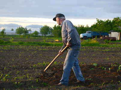 农民扛锄头图片