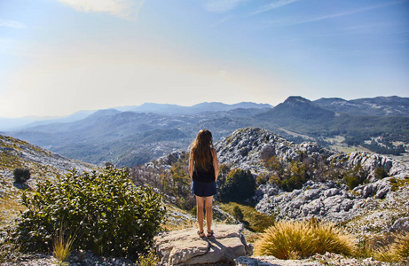 一个年轻女孩钦佩黑山的本性。Lovcen 国家公园