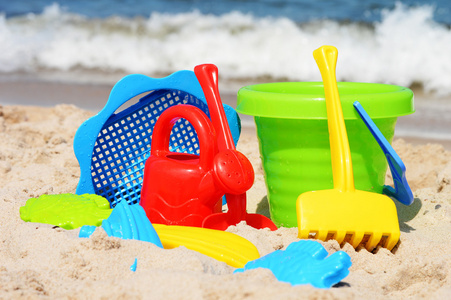 沙滩上的塑料儿童玩具