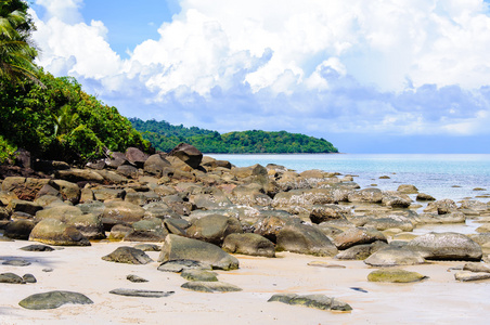 美丽的热带海滩，与白色的沙滩 碧蓝海水和彩色的岩石