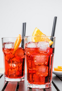 spritz 开胃酒 aperol 鸡尾酒与橙片和冰块的眼镜