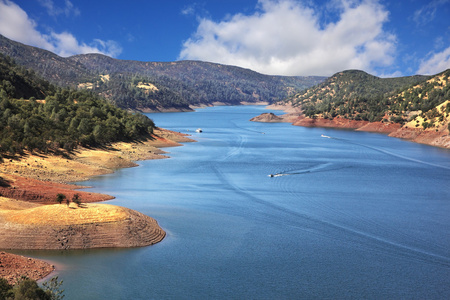 默西河河明亮的蓝色水和沙质海岸的河默塞德 ·照片