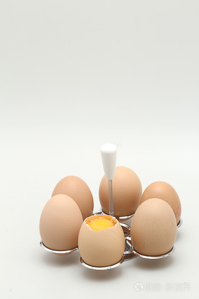 鸡蛋白桌上白色上孤立