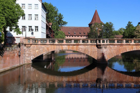 纽伦堡城市德国河 Pegnitz 和 Maxbrucke 桥梁