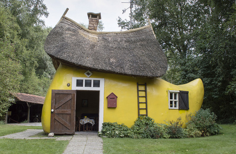 黄色的木制鞋房子作为木制鞋照片