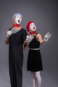 有趣的 mime 夫妇与白色的面孔和情感分离和提纯的肖像