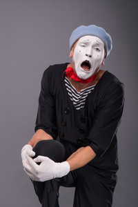 男性 mime，红头白脸孤立 o 的肖像