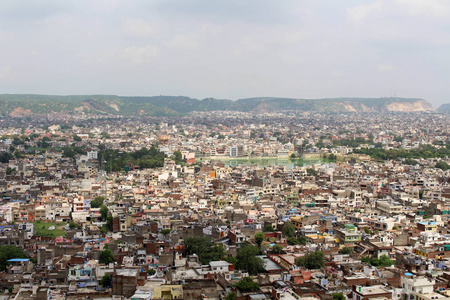 从山上 Nahargarh 堡看到的挤满了斋浦尔的城市。2018年8月在印度拍摄