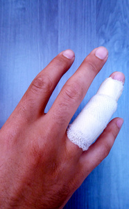 男痛受伤痛苦男手手指照片