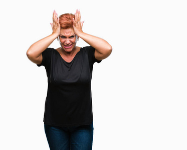 活跃的高级高加索红发性妇女在孤立的背景下遭受头痛绝望和压力, 因为疼痛和偏头痛。双手放在头上