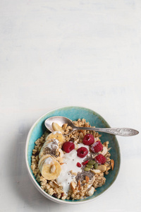 一碗燕麦酸奶和新鲜浆果的健康早餐。具有复制空间的顶部视图