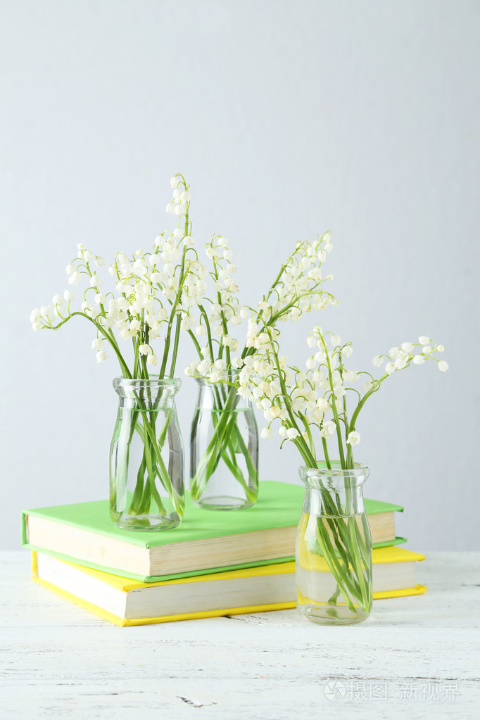 装在瓶子里山谷的百合花