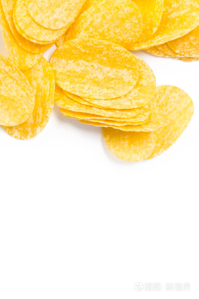 白色背景下的黄色薯片