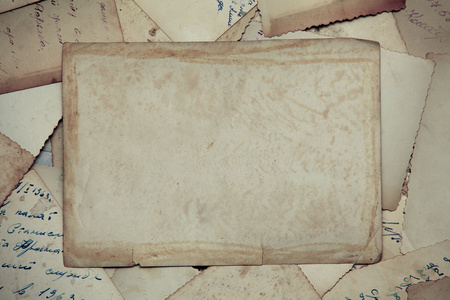 蓝色杂色背景在咖啡厅阅读文章的体贴男性纸 文件 论文 文章智能老