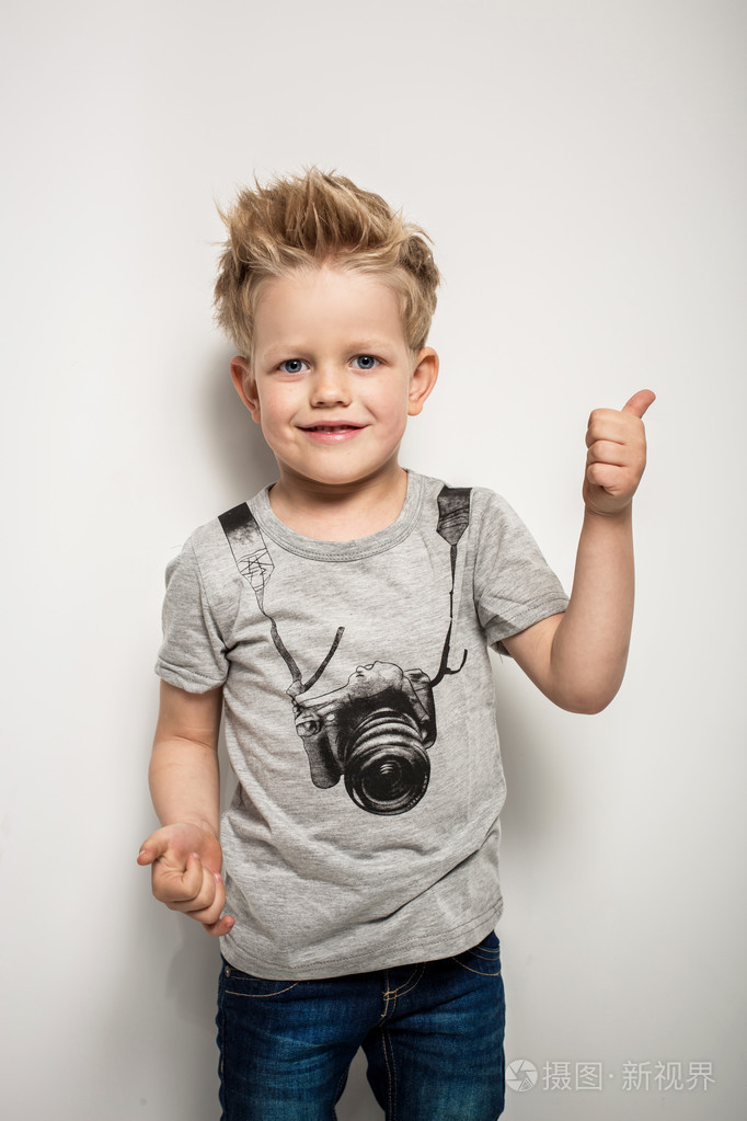 快乐快乐漂亮的小男孩的肖像