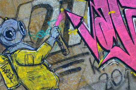 涂鸦画碎片。在街头艺术文化的风格上装饰着漆渍的旧墙。可怕的潜水潜水员