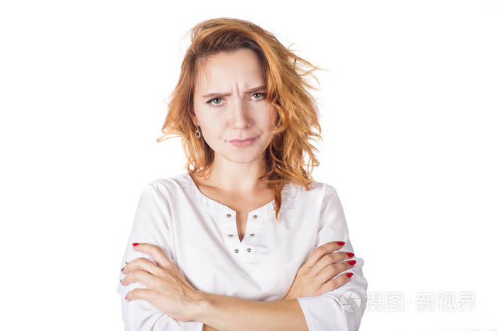 自信的女人用愤怒的目光注视着镜头双臂抱在臀部心烦意乱的家庭主妇被