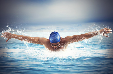 男子游泳运动员在大海里游泳图片