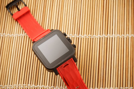木质背景红色智能手表