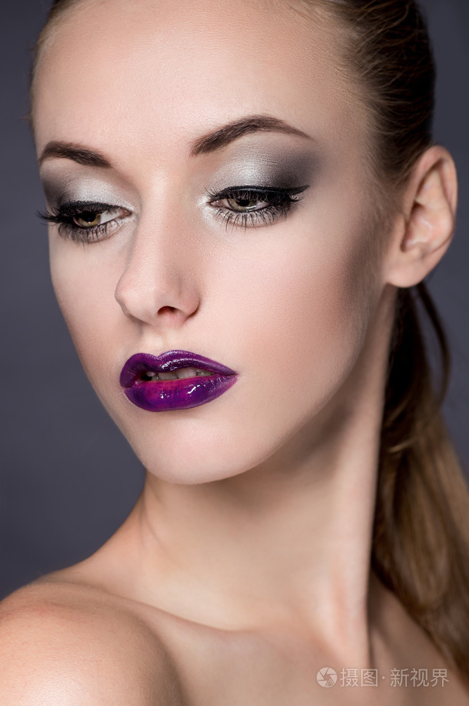 时尚化妆的女人