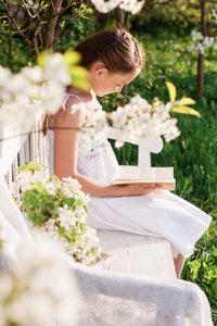 本书在花园中的女孩