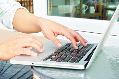 Business man hnderna upptagna med laptop