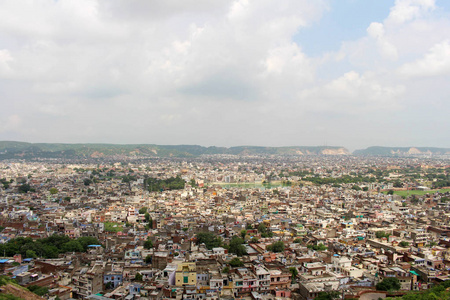 从山上 Nahargarh 堡看到的挤满了斋浦尔的城市。2018年8月在印度拍摄