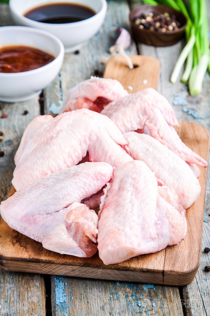 上切割板特写的香料的新鲜原料鸡翅