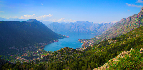 顶视图的山间风景如画的海湾图片