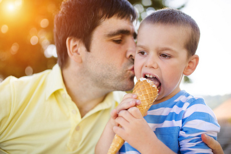 父亲和儿子享受冰淇淋