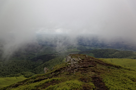 山上的草地。山风景