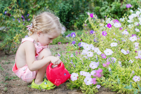 可爱的小女孩正在浇花
