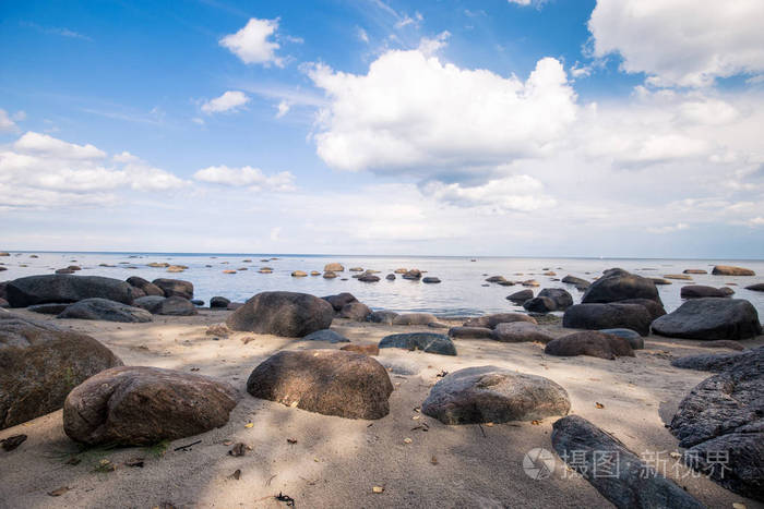在阳光明媚的夏日波罗的海沿岸的大石头