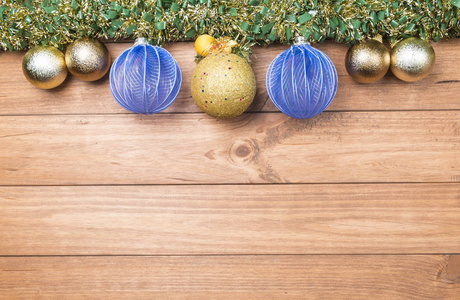 圣诞节背景与花环和圣诞装饰品在木桌上