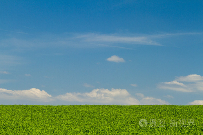 绿色的原野，蓝色天空与低云