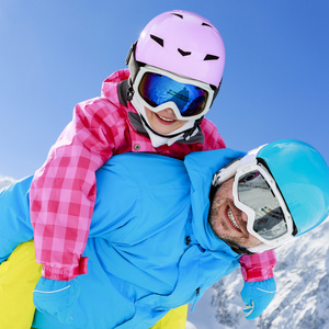 滑雪 冬季 雪 滑雪 太阳和乐趣   家庭享受冬季