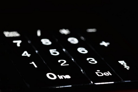 笔记本电脑键盘照明的特写镜头。计算和现代技术的概念。计算机, 网络, 互联网
