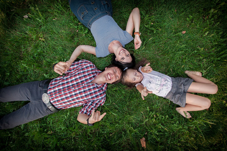家庭躺在草顶视图