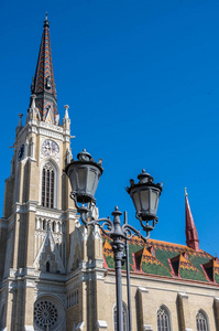 在塞尔维亚诺维萨德的自由广场 触发器 Slobode 大教堂 Katolicka 门的视图